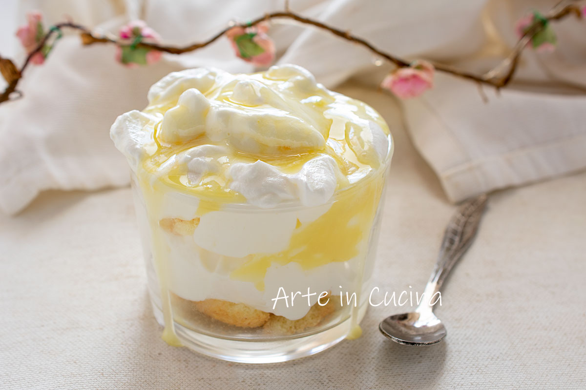 Halbgefrorenes Tiramisu mit weißer Schokolade
