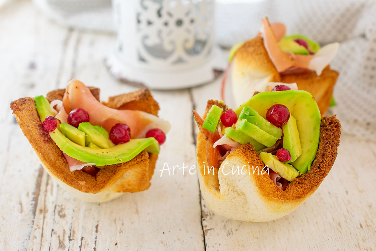 Brotkörbchen mit Speck und Avocado