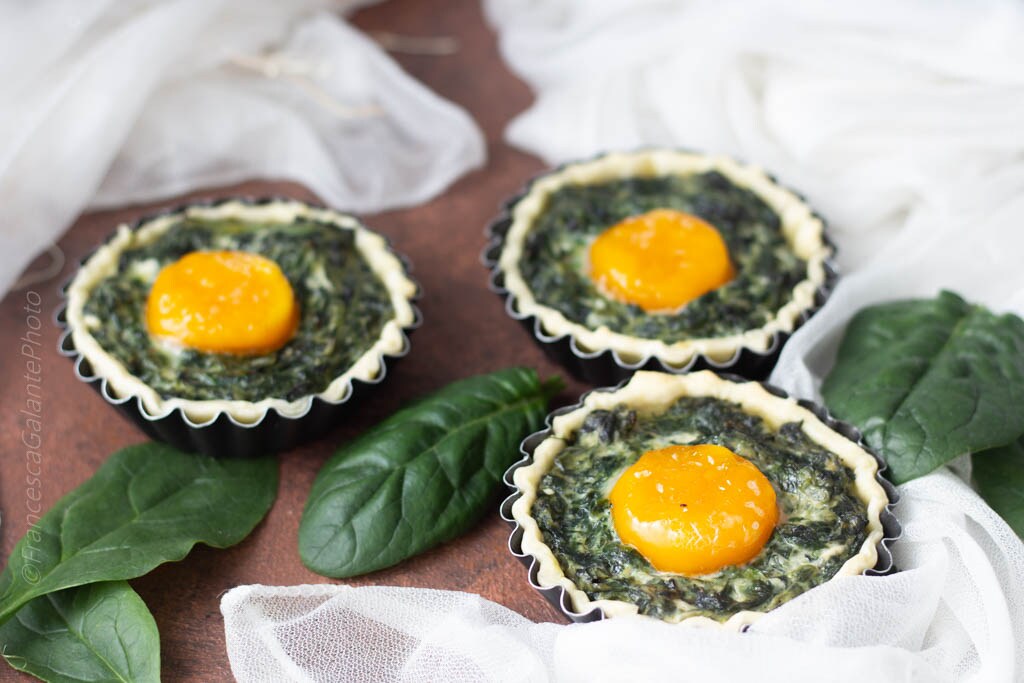 Törtchen aus Blätterteig mit Ricotta, Spinat und Eiern
