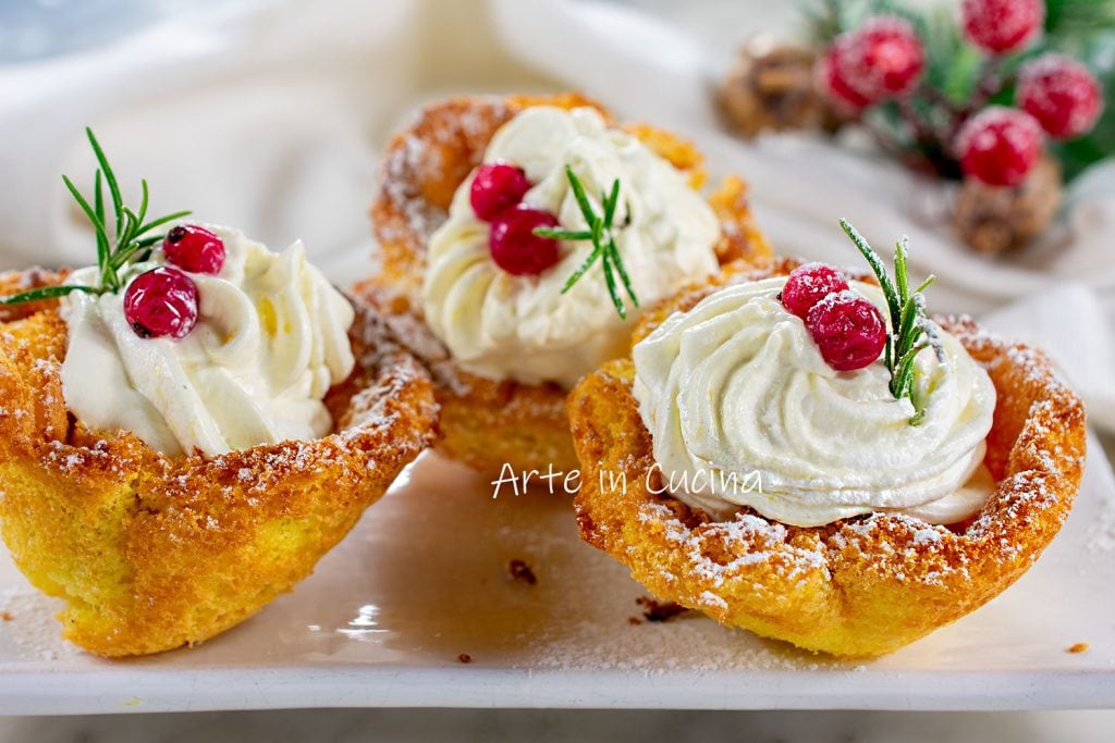 Törtchen aus Biskuitteig mit Diplomatcreme