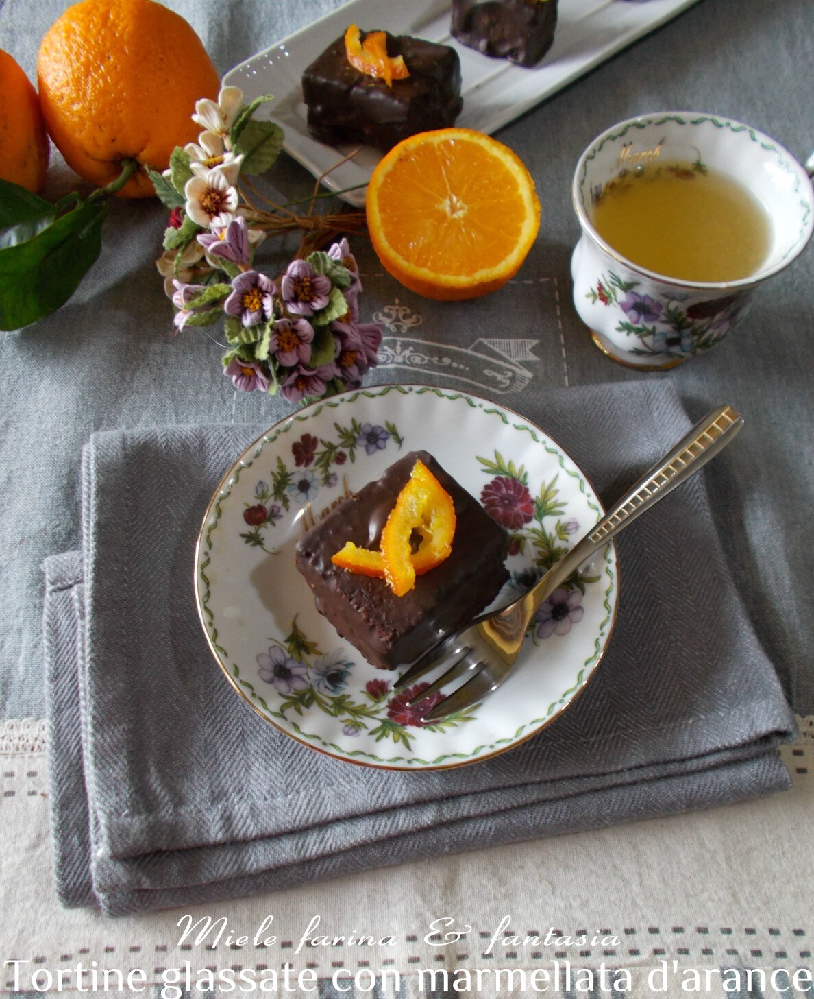 Glasierte Törtchen mit Marmeladenfüllung