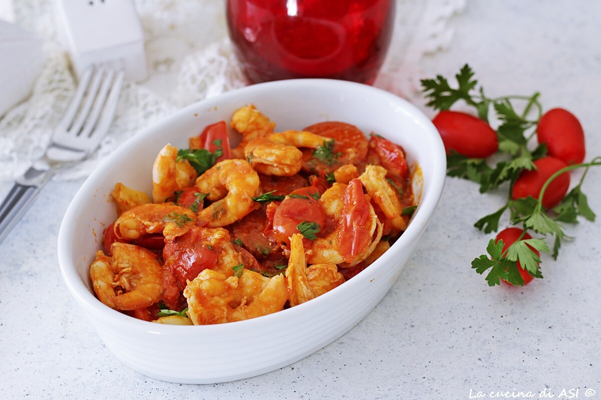 Tomaten, Garnelen und Chorizo in der Pfanne