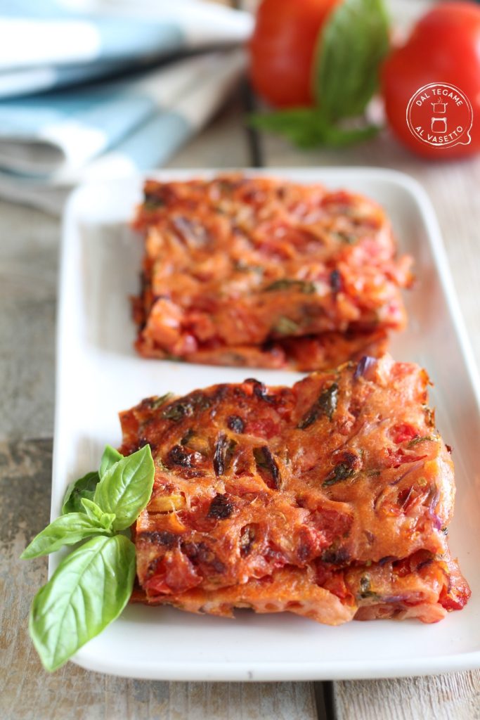 Tomatenfladen mit Zwiebeln und Basilikum in der Mikrowelle gebacken