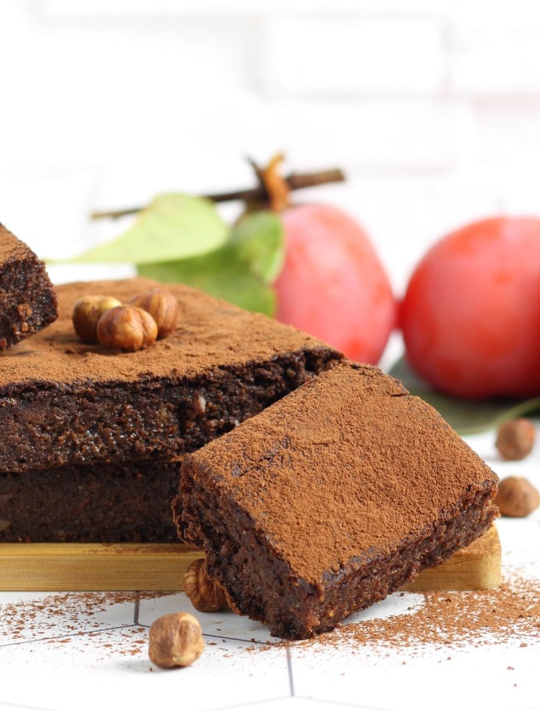 Kaki-Torte mit Schokolade und Haselnüssen