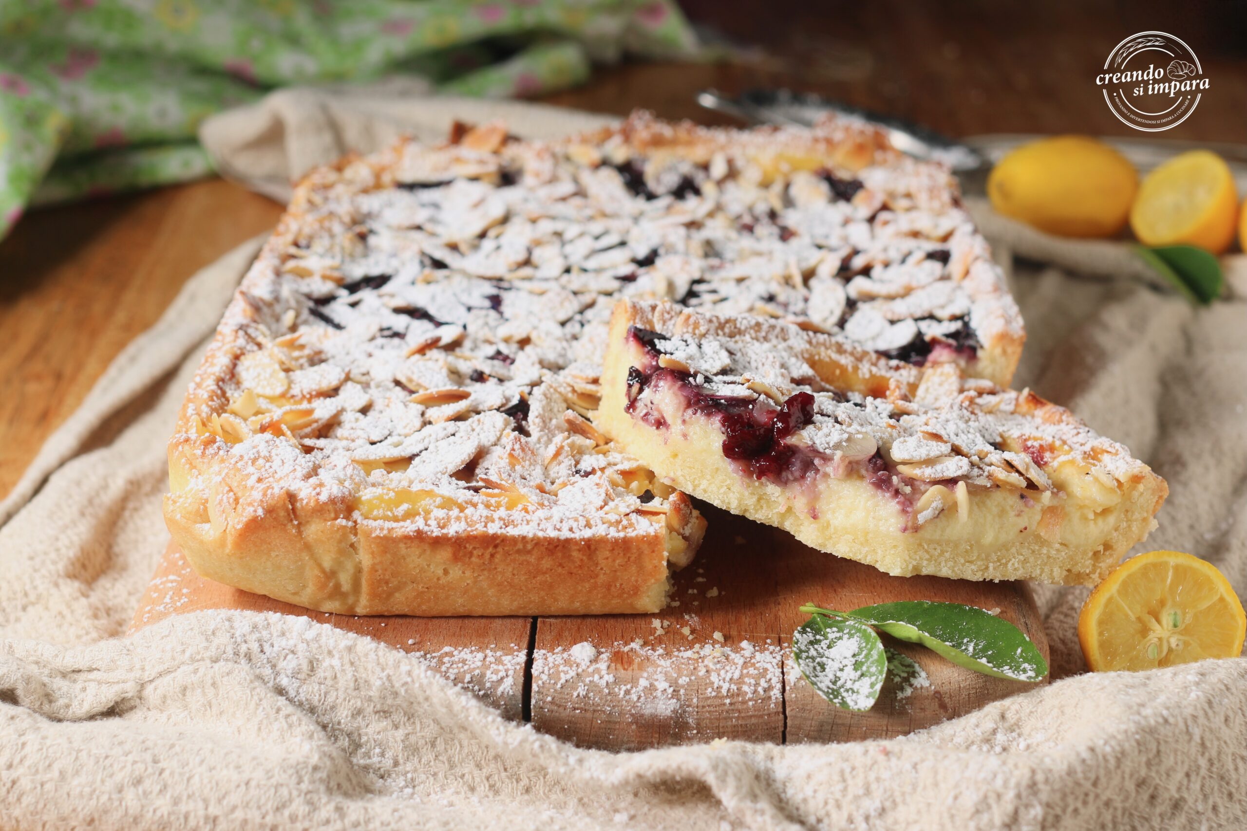 Torte mit Creme, Konfitüre und Mandeln