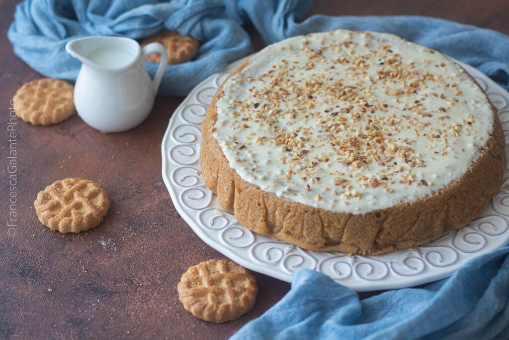 Torte mit Keksen, Milch und Mandeltreieb