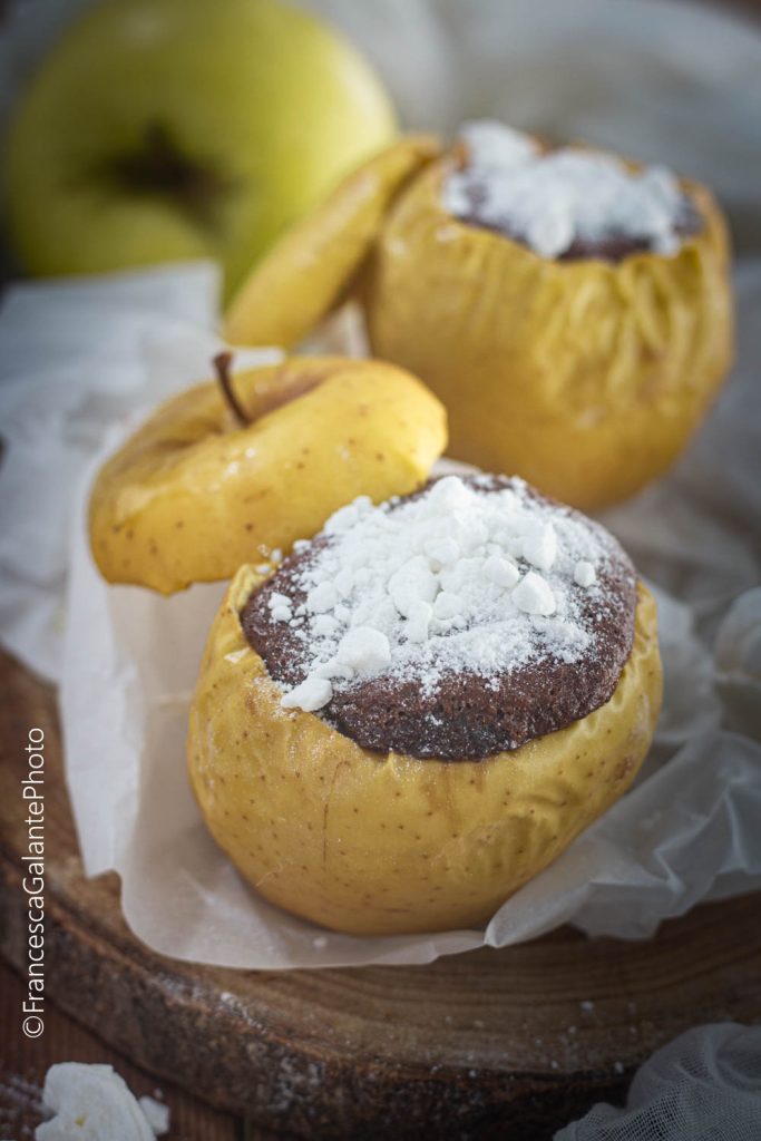 Apfelkuchen mit Kakao in der Apfel gebacken