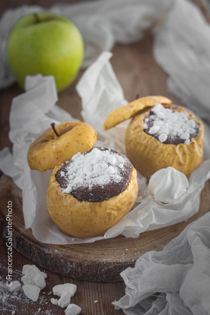 Apfelkuchen mit Kakao in der Apfel gebacken