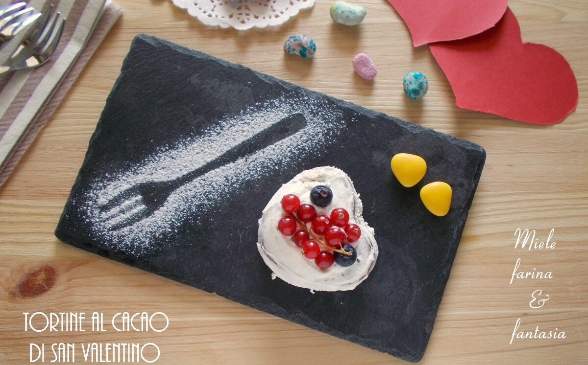 Kakao- und Beerenkuchen