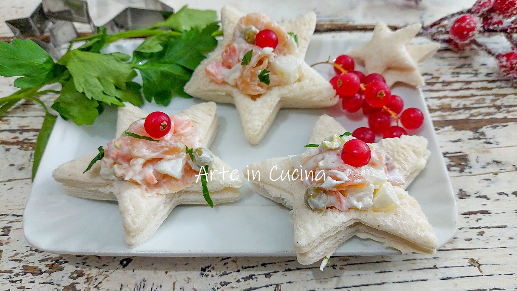 STERNFÖRMIGE SANDWICHES MIT RUSSISCHEM SALAT UND LACHS
