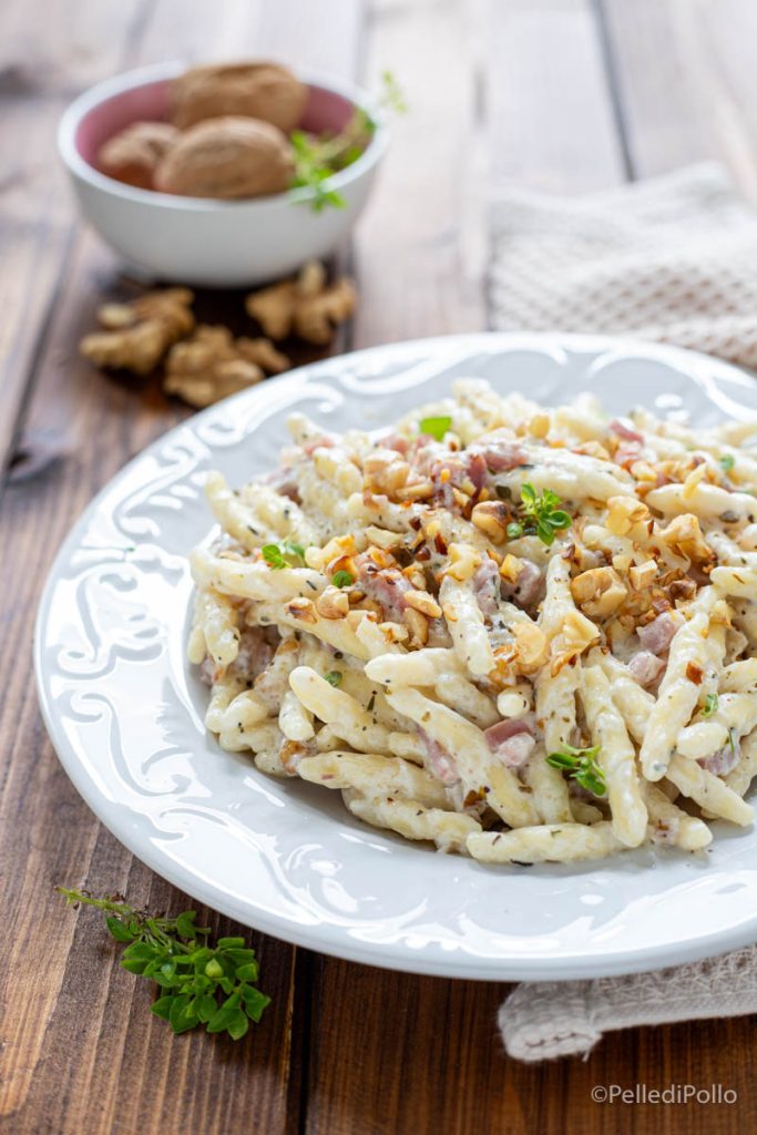 cremige trofie mit speck und walnüssen