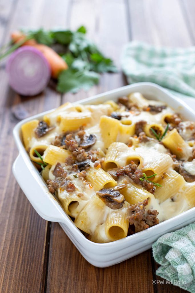 überbackene Pasta mit Pilzen und Fleischsoße