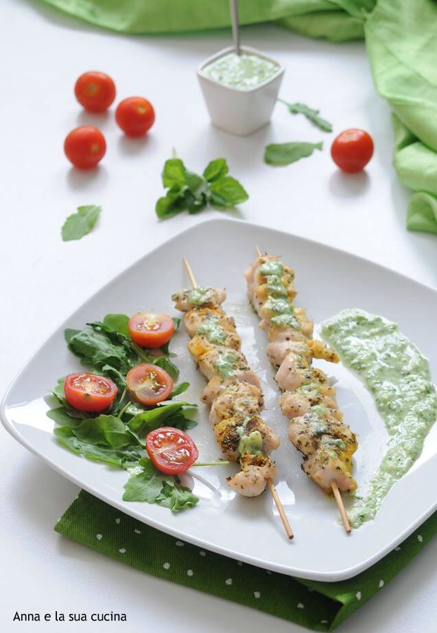 Hähnchenspieße mit Rucola-Joghurt-Sauce