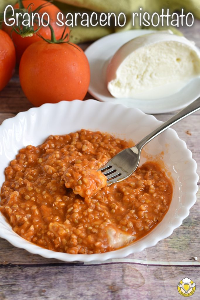v_ Buchweizenrisotto mit Tomate und schmelzender Mozzarella einfaches Rezept glutenfreies Getreide der Maiskorn