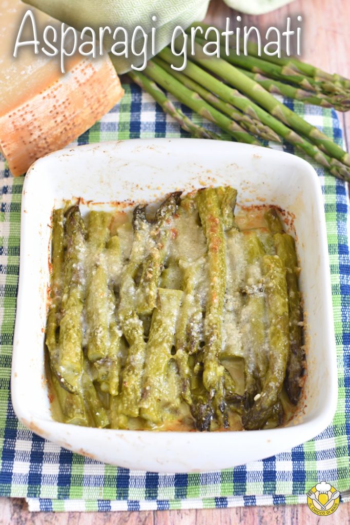 v_ gratinierte Spargel im Ofen mit Butter und Parmesan, ein köstliches Rezept zur Zubereitung von Spargel als Beilage, der Maiskorn