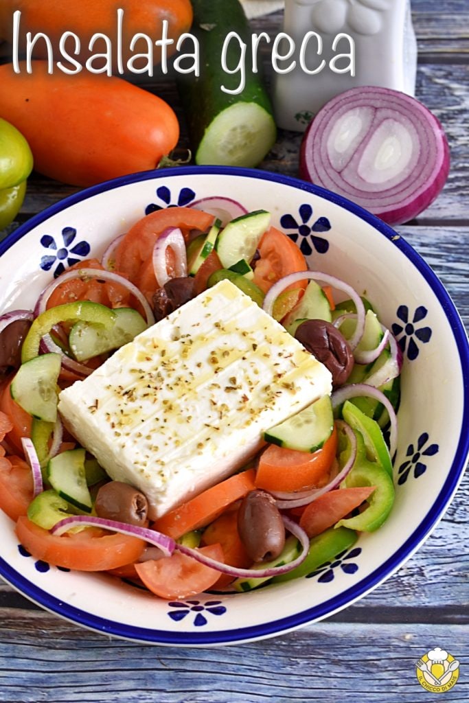 v_ Griechischer Salat Originalrezept mit Feta, Tomaten, Gurken, Oliven il chicco di mais