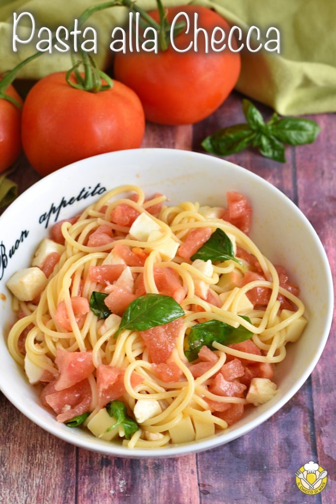 v_ pasta alla Checca originale sommerliches Rezept aus Rom mit frischen Tomaten und Mozzarella der chicco di mais