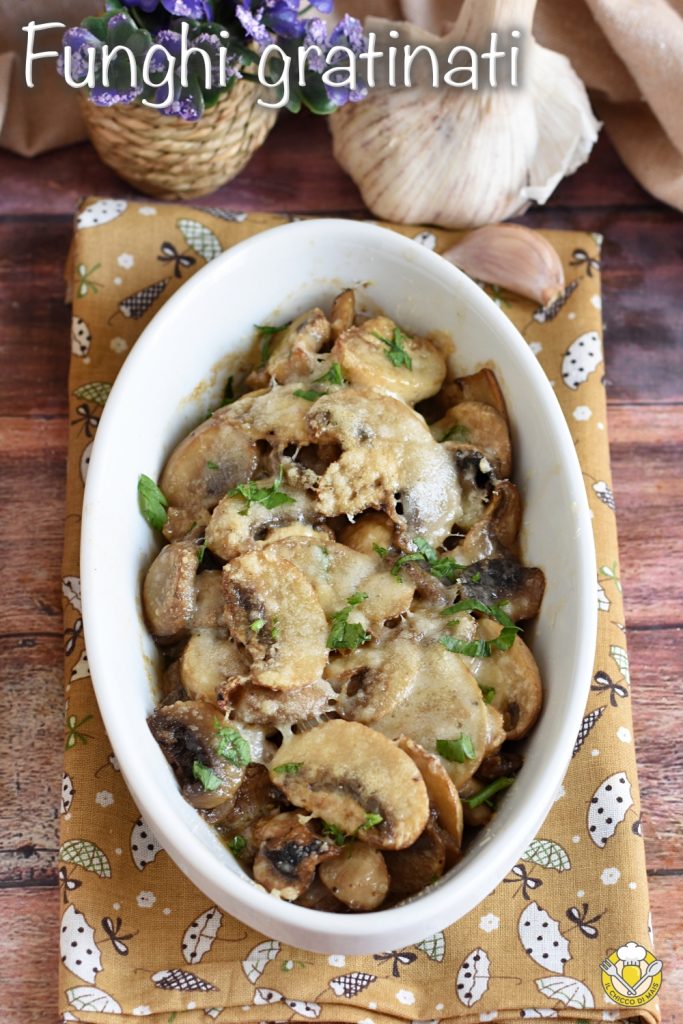 v_ überbackene Pilze mit Parmesankäse im Ofen herbstliches Rezept mit Champignon-Pilzen der Maiskorn