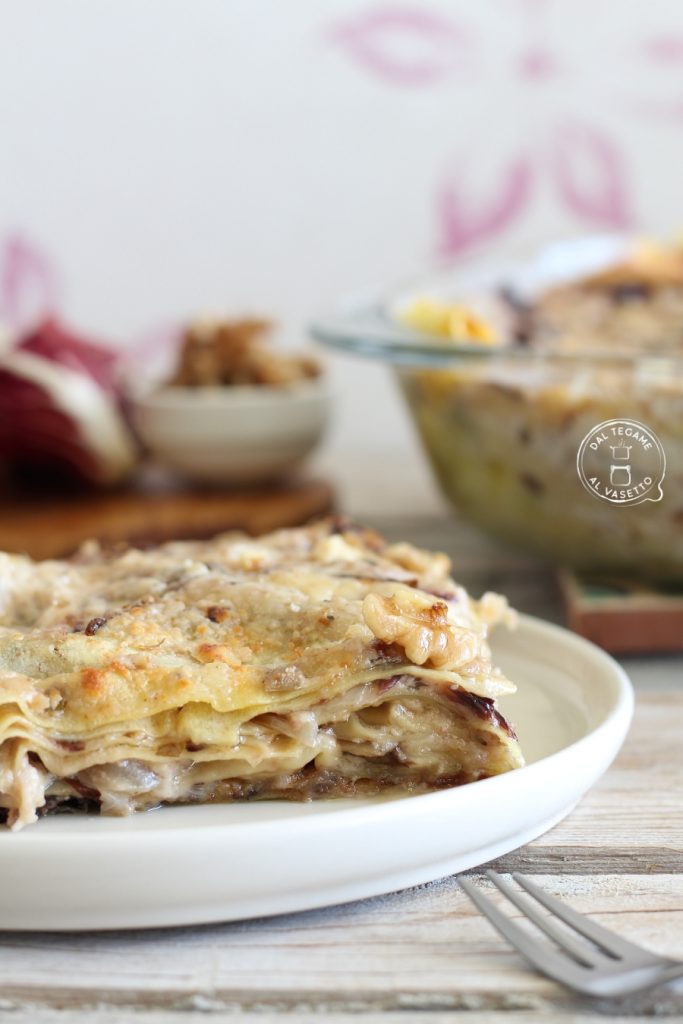Vegetarische Lasagne mit Radicchio und Walnüssen in der Mikrowelle gekocht