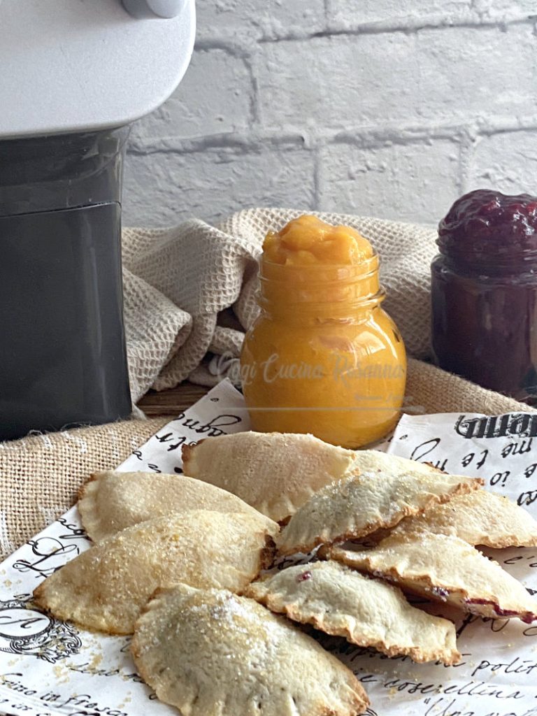 Mit Marmelade gefüllte Kekse mit Pasta Maker