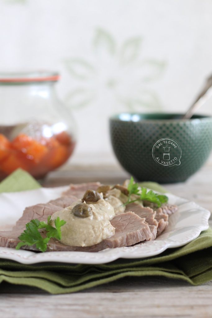 Rindfleisch im Glas in der Mikrowelle gegart mit Thunfischsauce
