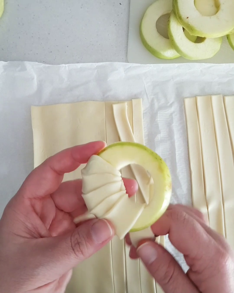 Apfelringe aus Blätterteig