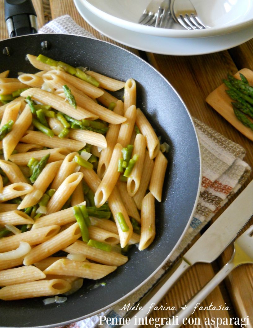 Vollkornpenne mit Spargel