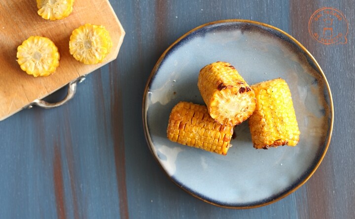 Vorgekochte Maiskolben in der Heißluftfritteuse