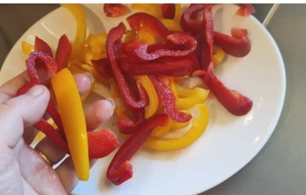 Pizza mit Kartoffeln, Spinat, Kirschtomaten und Raspadura-Späne