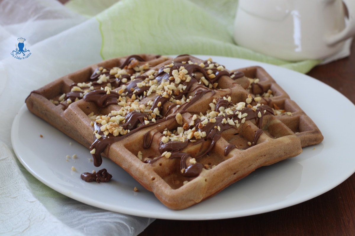 Waffeln mit Nutella, leckeres Rezept, das einfach zuzubereiten ist.