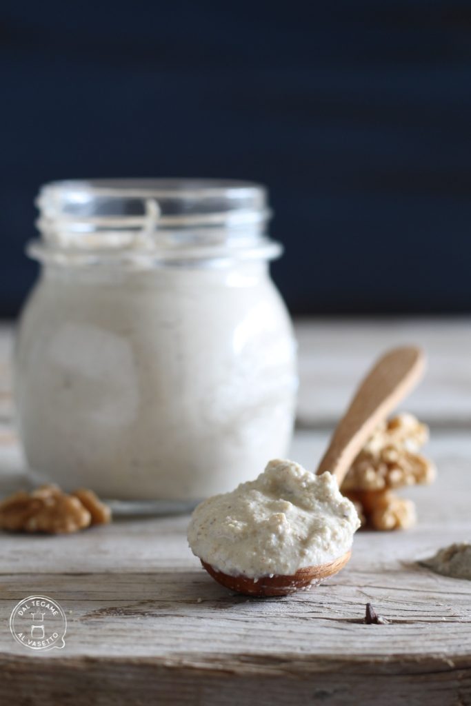 gehackte Walnüsse mit Milch und Käse