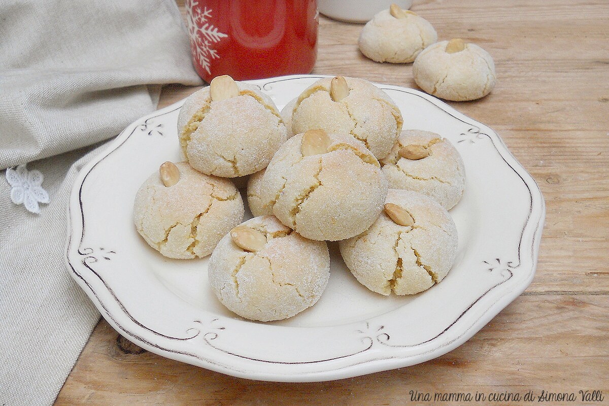 Weiche Amaretti mit Mandeln