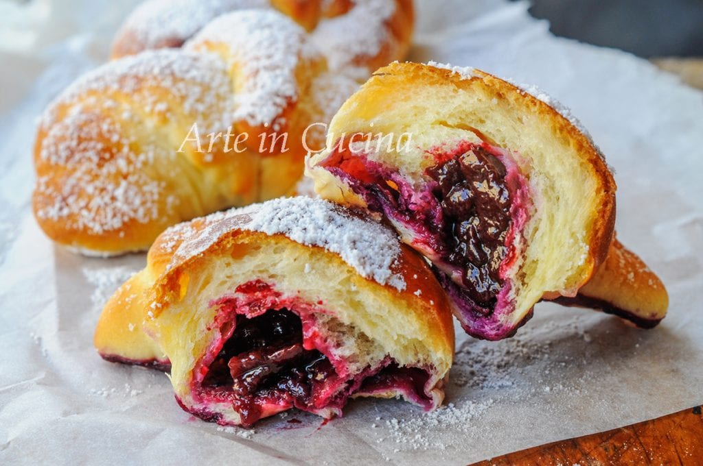 Weiche Croissants mit Marmelade und Ricotta, vickyart, Kunst in der Küche