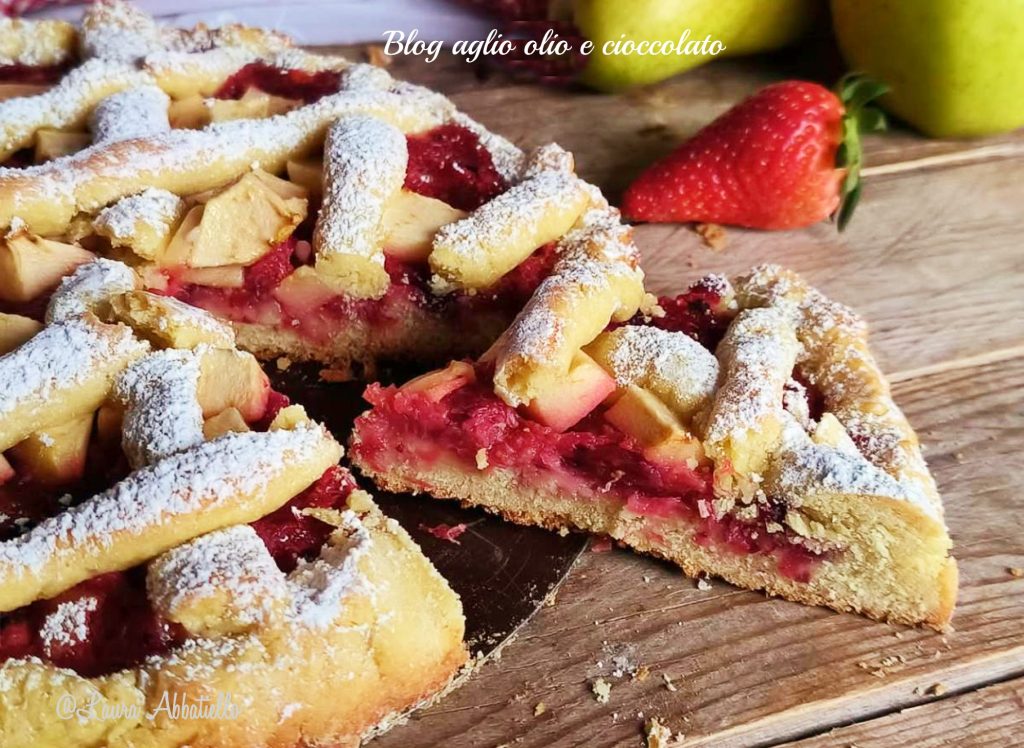 Weiche Torte ohne Butter mit Erdbeeren und Äpfeln nach Oma's Rezept wird jeden umhauen, eine Mischung von Geschmäckern, die Sie in die Vergangenheit zurückversetzt, genau wie die klassische weiche Torte