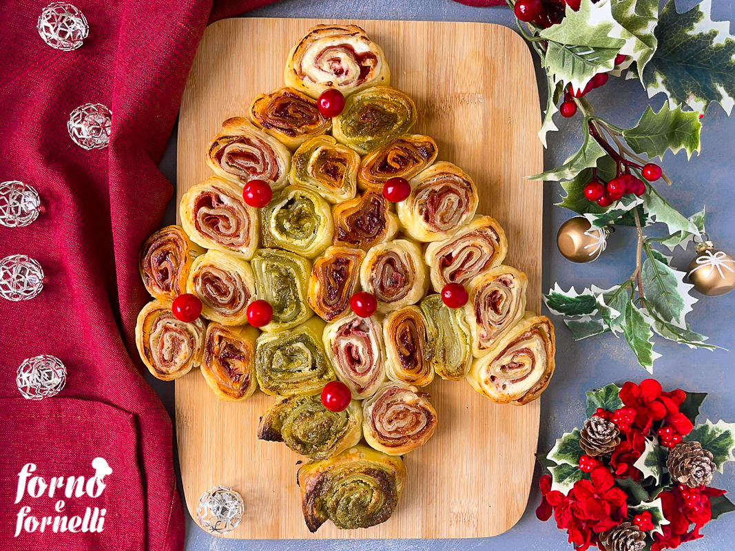 Weihnachtsbaum aus Blätterteig-Schnecken