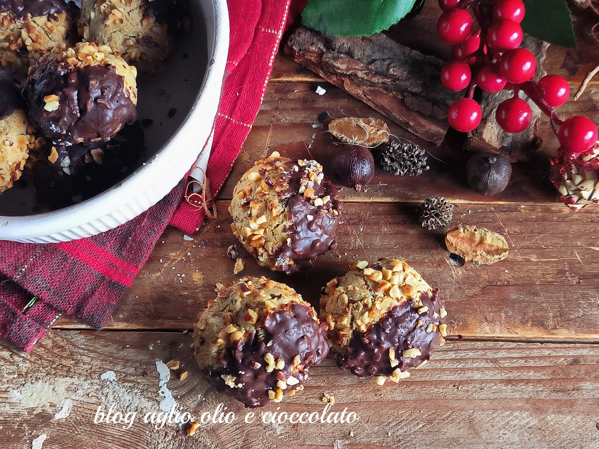 WEIHNACHTSPLÄTZCHEN MIT KAFFEE UND HASELNÜSSEN