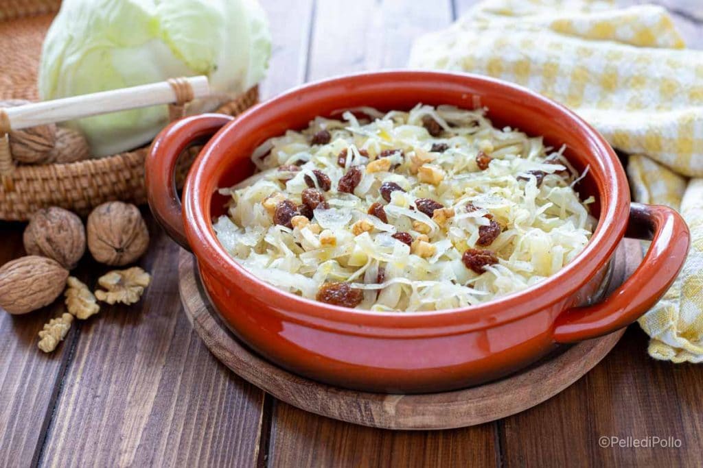 Weißkohl mit Rosinen und Walnüssen