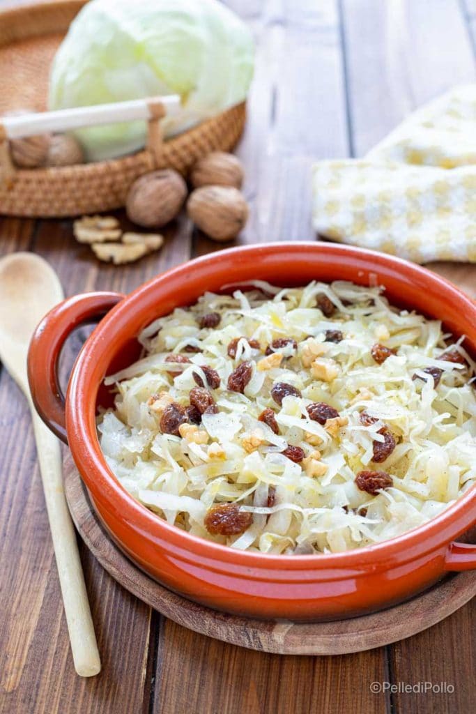 Weißkohl in der Pfanne mit Rosinen