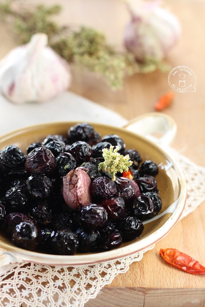 Rezept für gebratene Oliven aus Apulien in der Pfanne mit Knoblauch und Öl