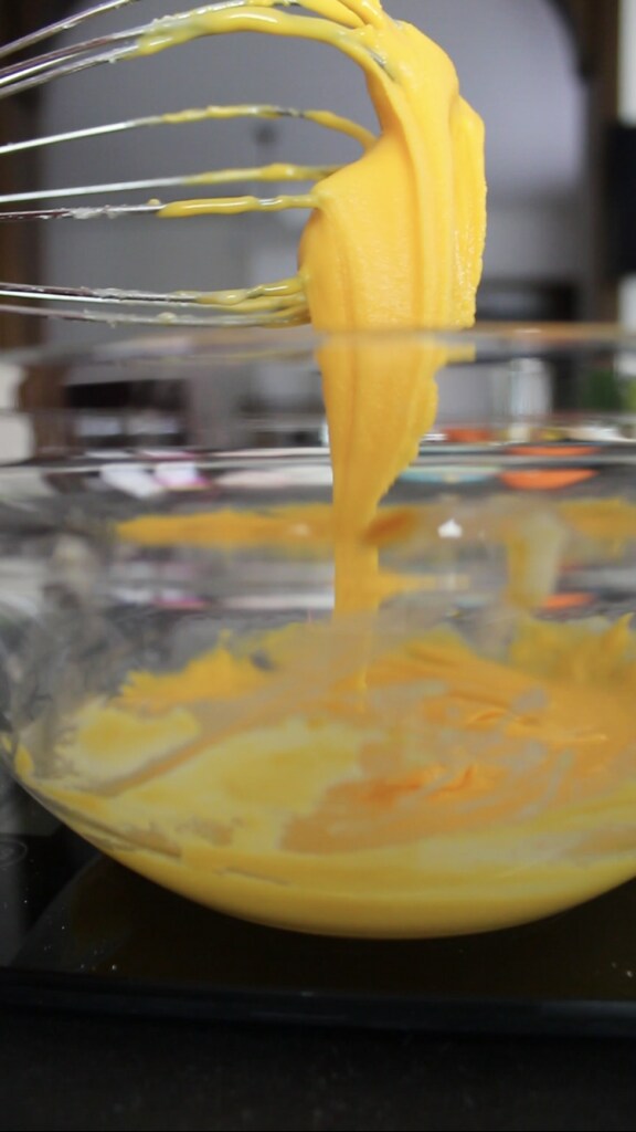 wie man orange Wasserzuckerglasur für die Beschichtung der Halloween-Kürbisse herstellt