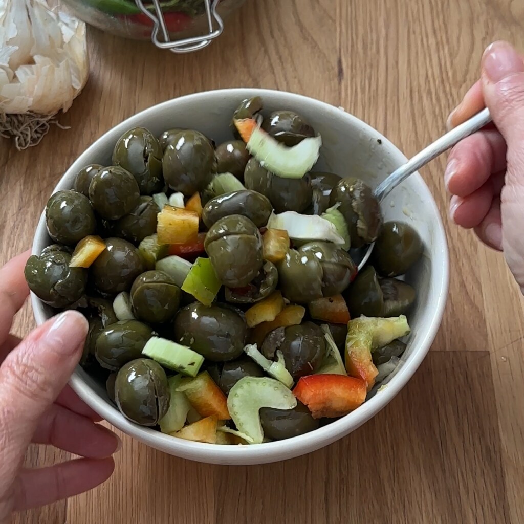 zerdrückte und gewürzte grüne Oliven mit Sellerie und Paprika, kalabrisches Rezept