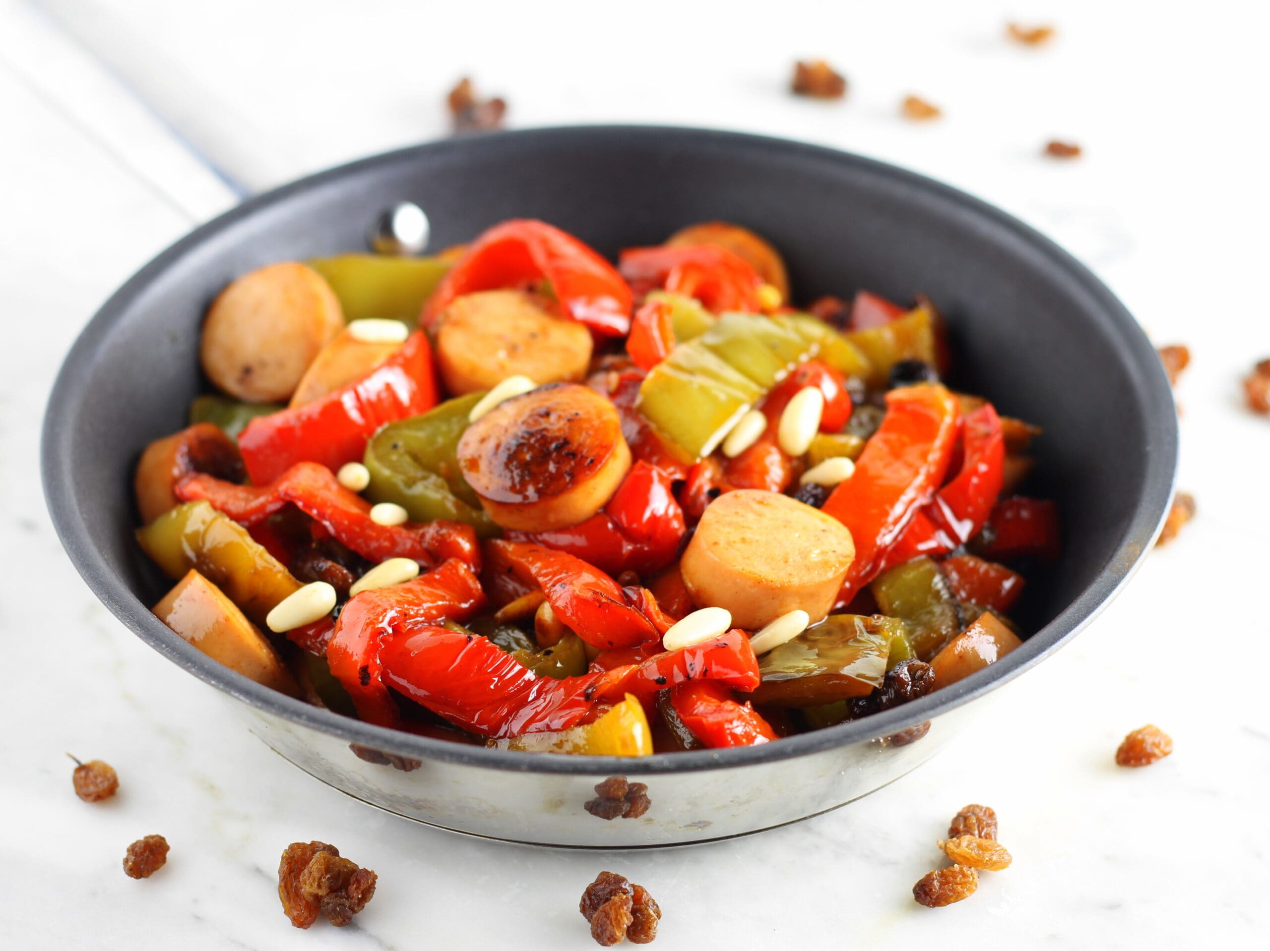 Schweinewürstchen mit sautierten Paprika