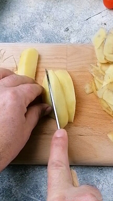 Wurst mit Pilzen und Kartoffeln aus dem Ofen