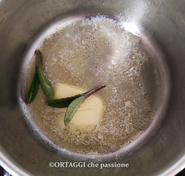 Butter und Salbei für die Knödel