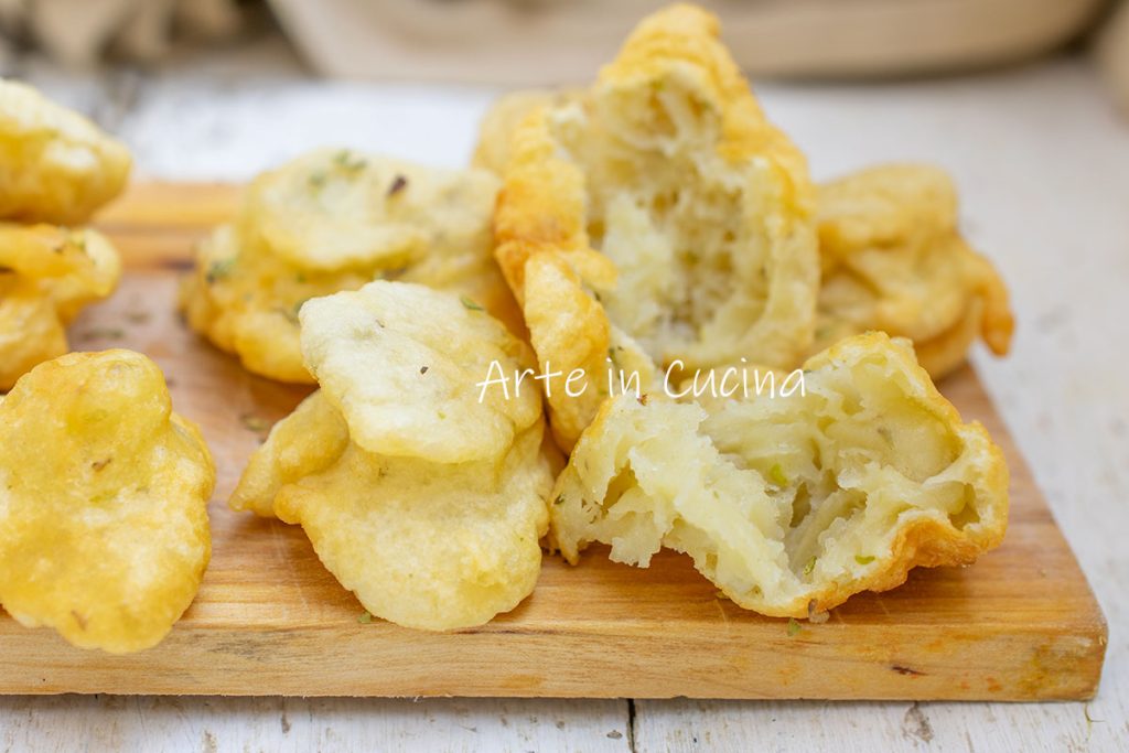 Schnelle aufgegangene Zeppoline mit Oregano