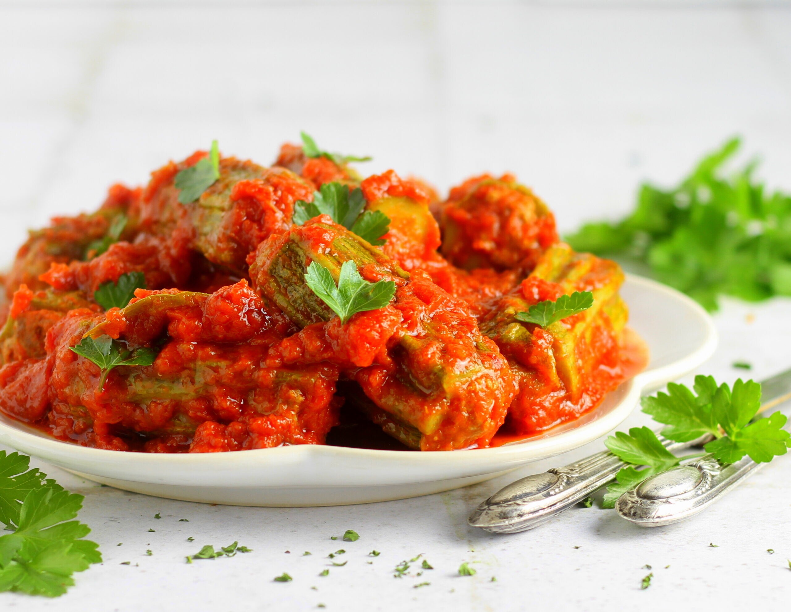 Mit Fleisch gefüllte römische Zucchini mit Tomaten