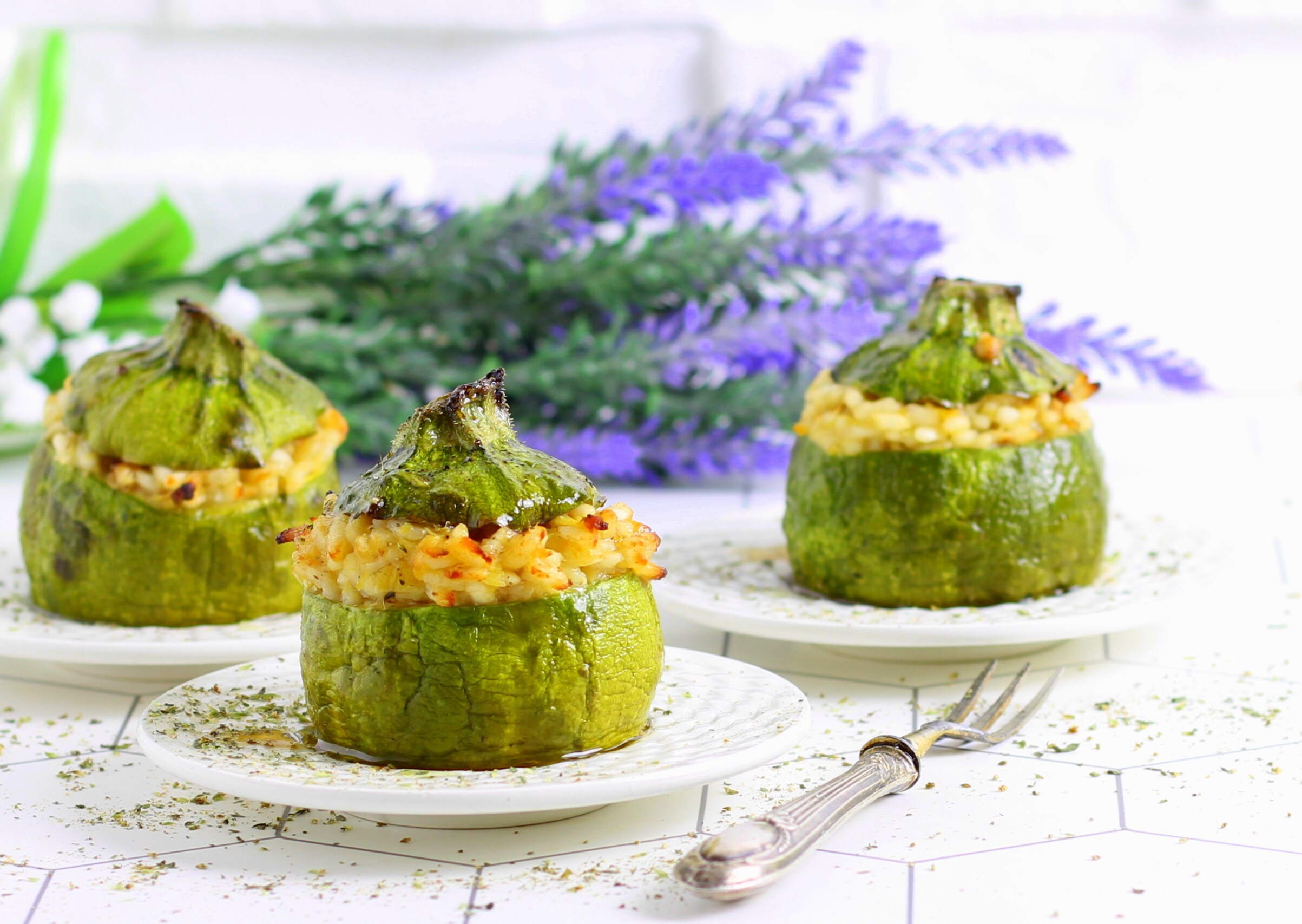 Runde Zucchini gefüllt mit Reis und Pecorino