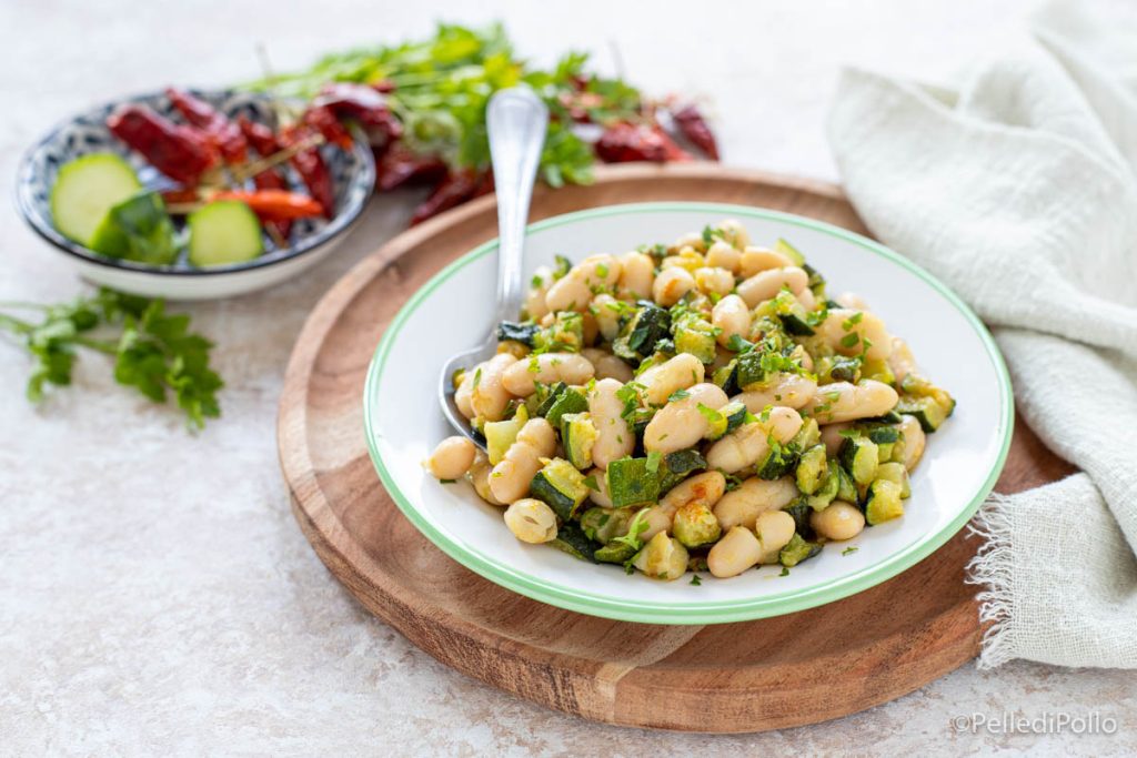 Zucchini und Cannellini-Bohnen