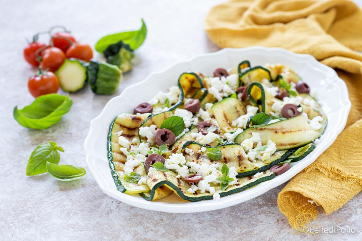 Gegrillte Zucchini mit Feta, Oliven und Minze
