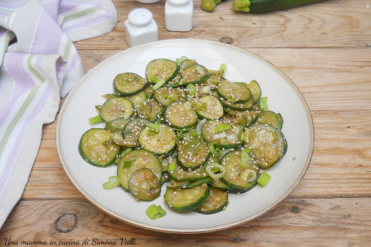 Gebratene Zucchini auf koreanische Art